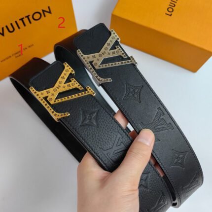 Louis Vuitton V-buckle black textured belt, simple and elegant, low-key luxury