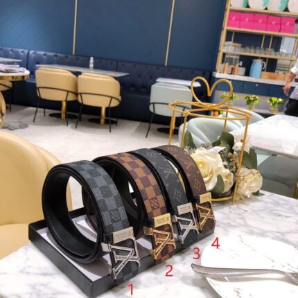 Louis Vuitton V-buckle textured belt, simple and elegant, low-key luxury