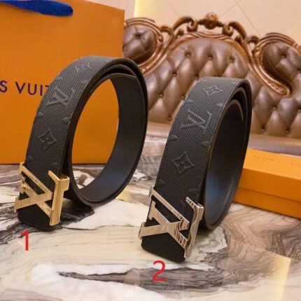 Louis Vuitton V-buckle black textured belt, simple, elegant, low-key and luxurious