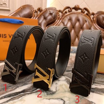 Louis Vuitton V-buckle black textured belt, simple and elegant, low-key luxury