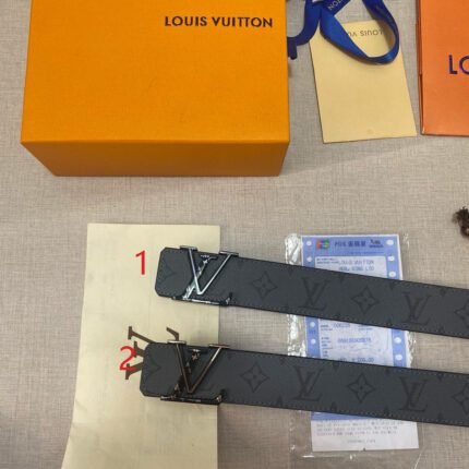 Louis Vuitton V-buckle black textured belt, simple and elegant, noble and luxurious