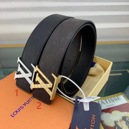 Louis Vuitton V-buckle plaid belt, simple and elegant, noble and elegant