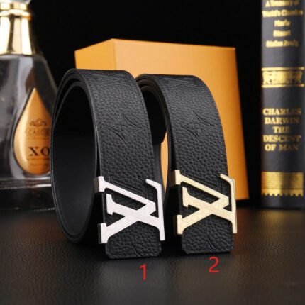 Louis Vuitton V-buckle black textured belt, simple and elegant, high-end fashion