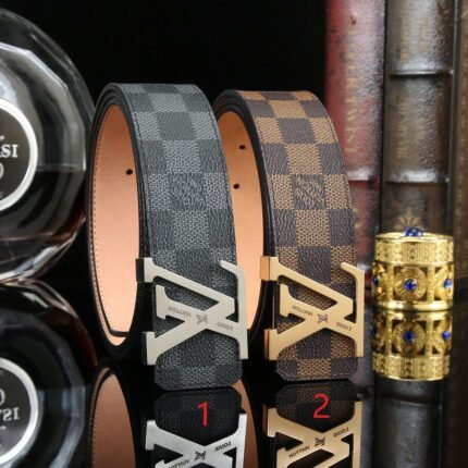 Louis Vuitton V-buckle plaid belt is simple and elegant, yet elegant