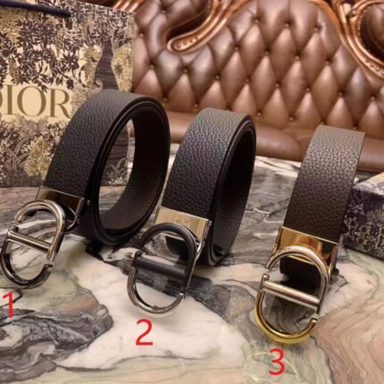 Dior's classic D-buckle black belt is simple, atmospheric, low-key, and luxurious