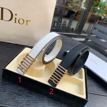 Dior's classic gold letter buckle belt is simple, atmospheric, low-key, and luxurious