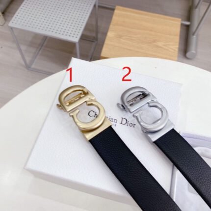 Dior's classic D-buckle black belt is simple, atmospheric, low-key, and luxurious