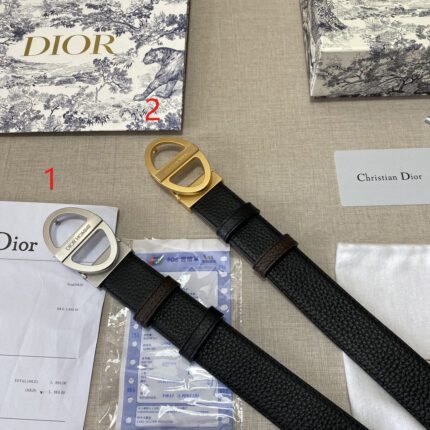 Dior's classic D-buckle black belt is simple, atmospheric, low-key, and luxurious