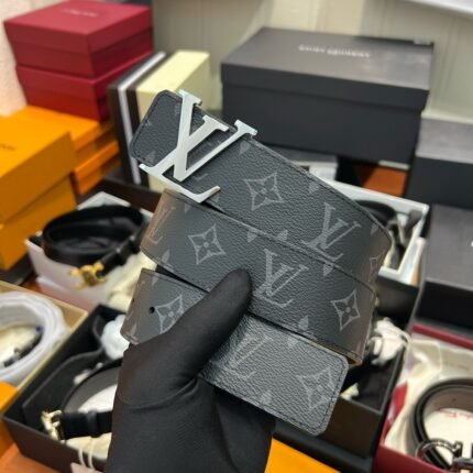 Louis Vuitton silver buckle black textured belt, simple and elegant, low-key luxury