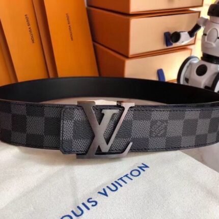 Louis Vuitton classic black LV logo belt, simple and elegant, low-key luxury