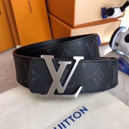 Louis Vuitton silver V buckle black belt, fashionable and elegant, low-key luxury