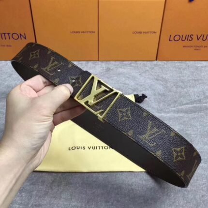 Louis Vuitton's classic golden V-buckle brown belt is simple and elegant, low-key and luxurious