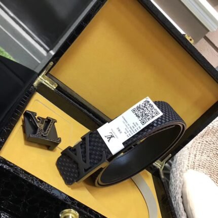 Louis Vuitton black V-shaped buckle black textured belt, simple and elegant, noble and elegant