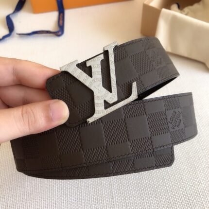 Louis Vuitton silver textured V-buckle brown belt, fashionable, classic, noble and luxurious