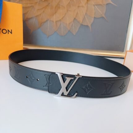 Louis Vuitton bright gun color V-buckle black textured belt, simple and elegant, classic and elegant
