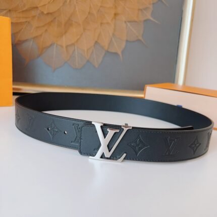 Louis Vuitton silver V buckle black textured belt, simple and elegant, noble and elegant