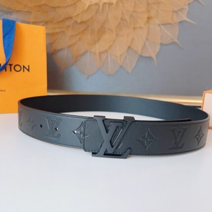 Louis Vuitton black V buckle black textured belt, simple and elegant, classic and luxurious