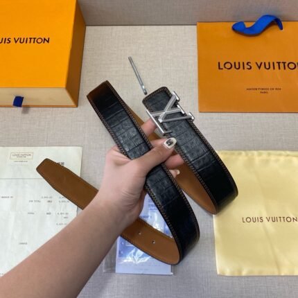 Louis Vuitton silver V buckle black crocodile pattern belt, simple and elegant, elegant and luxurious