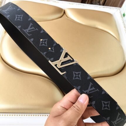 Louis Vuitton gold V buckle black textured belt, simple and fashionable, luxurious and classic