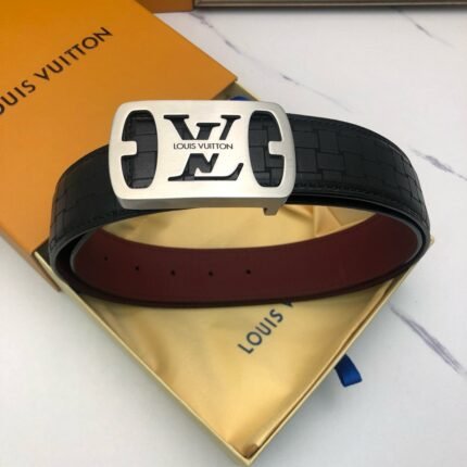 Louis Vuitton silver V buckle black belt, simple and elegant, noble and elegant