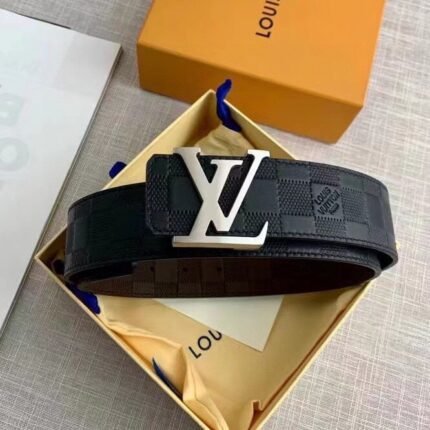 Louis Vuitton silver V buckle black checkered belt, simple and elegant, elegant and luxurious