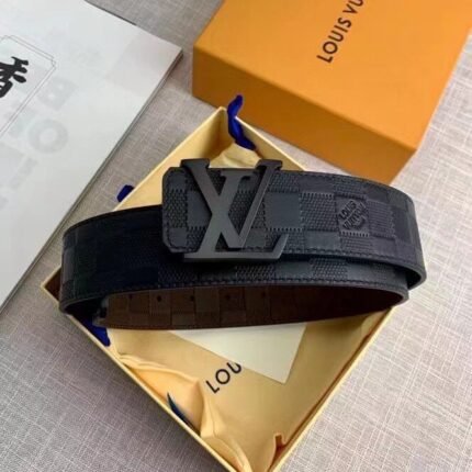 Louis Vuitton black V buckle black checkered belt, classic fashion, low-key luxury
