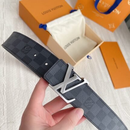 Louis Vuitton silver V-mouth black square buckle belt, simple and elegant, noble and elegant