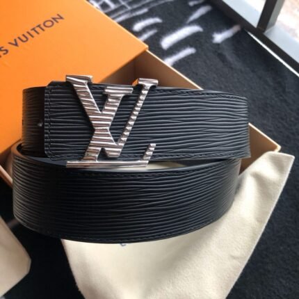 Louis Vuitton silver V buckle black belt, simple and elegant, low-key luxury