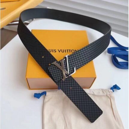 Louis Vuitton silver V-buckle black checkered belt, simple and fashionable, exquisite and noble