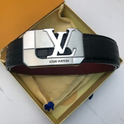 Louis Vuitton silver square buckle black belt, noble and elegant, fashionable and luxurious