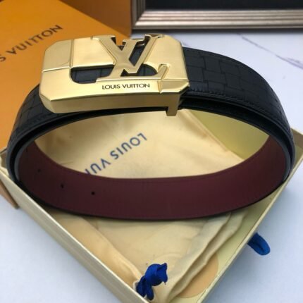 Louis Vuitton gold square buckle black belt, simple and elegant, noble and elegant