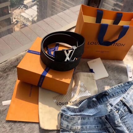 Louis Vuitton silver V buckle black textured belt, simple and elegant, low-key luxury