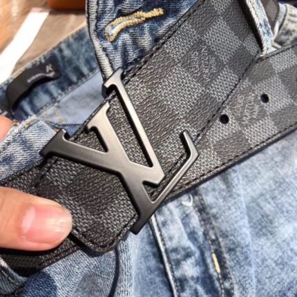 Louis Vuitton black V buckle black checkered belt, fashionable and low-key luxury