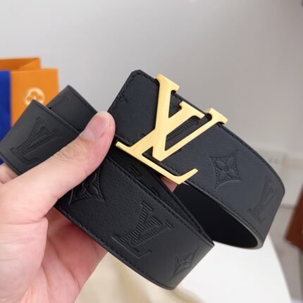 Louis Vuitton gold V buckle black textured belt, simple and classic, low-key luxury