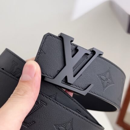 Louis Vuitton black V buckle black textured belt, simple and elegant, low-key luxury