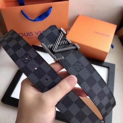 Louis Vuitton woven V-buckle black checkered belt, simple and elegant, noble and elegant