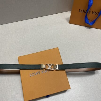Louis Vuitton green belt with golden square buckle, simple and elegant, noble and elegant