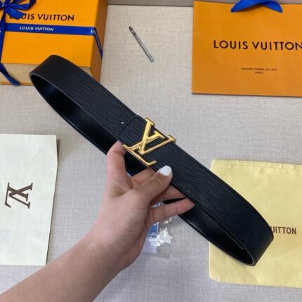 Louis Vuitton gold V buckle black belt, simple and elegant, noble and luxurious