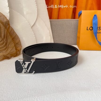 Louis Vuitton silver V buckle black textured belt, simple and elegant, noble and elegant