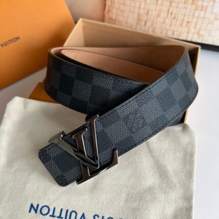 Louis Vuitton black V buckle black plaid belt, simple and fashionable, low-key luxury