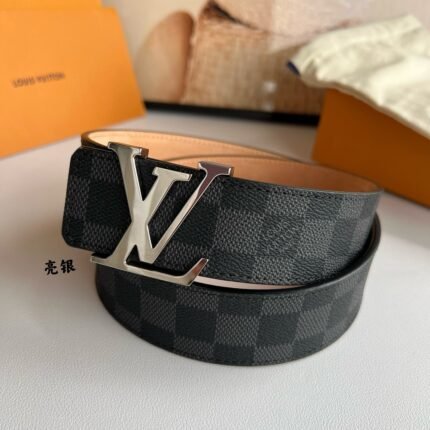Louis Vuitton silver V buckle black plaid belt, simple and elegant, low-key luxury