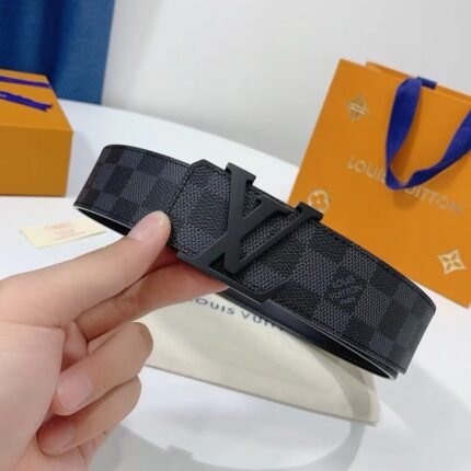 Louis Vuitton black V buckle black plaid belt, simple and elegant, noble and elegant