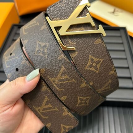 Louis Vuitton gold V buckle brown textured belt, elegant and fashionable, low-key luxury