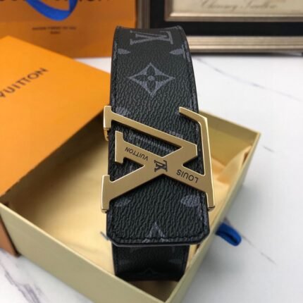 Louis Vuitton gold V buckle black textured belt, simple and elegant, low-key luxury