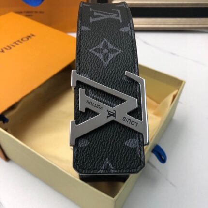 Louis Vuitton silver V buckle black textured belt, simple and elegant, classic and fashionable