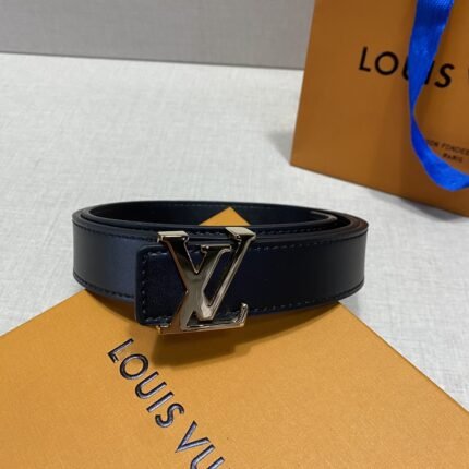 Louis Vuitton gold V buckle black belt, simple luxury, noble and elegant