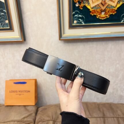 Louis Vuitton silver square buckle black belt, simple and elegant, noble and luxurious