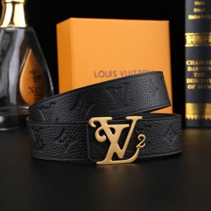 Louis Vuitton gold V buckle black textured belt, simple and elegant, noble and luxurious