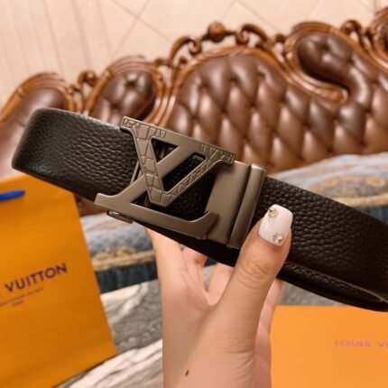Louis Vuitton silver V buckle black belt, simple and elegant, classic and fashionable