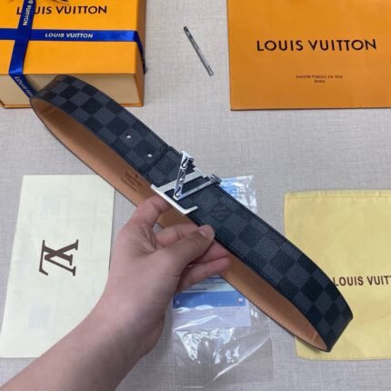 Louis Vuitton silver V buckle black plaid belt, fashionable, classic, noble and luxurious